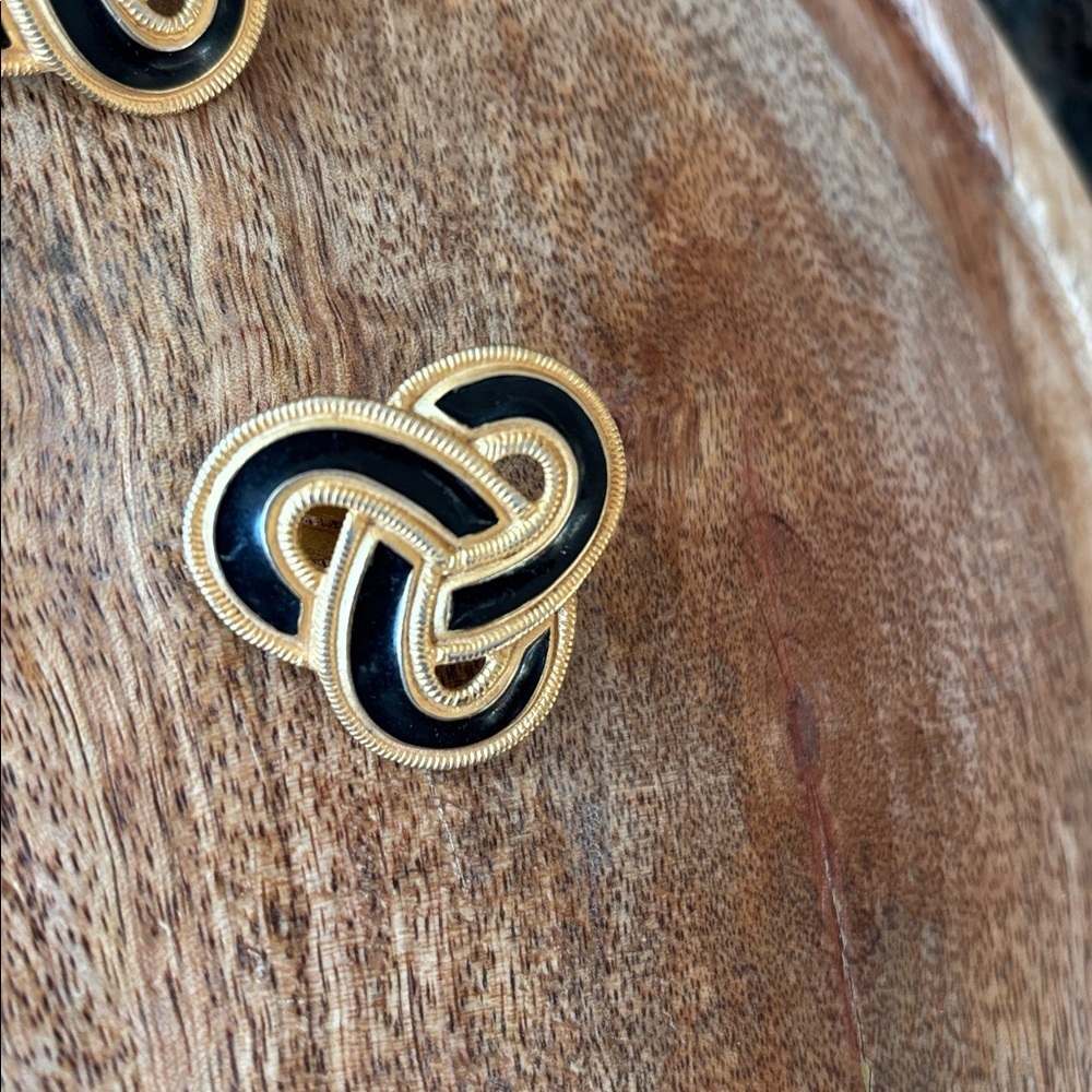 Vintage Endless Celtic Knot Clip On Earrings Black Enamel Gold Tone 80s Chunky - Picture 5 of 6